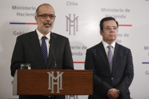 30 de Marzo del 2016/SANTIAGO El Ministro de Hacienda, Rodrigo Valds(c) junto al Ministro de Economa, Fomento y Turismo, Luis Felipe Cspedes(d) ofrecieron punto de prensa en relacin al Ao de la Productividad FOTO:FRANCISCO FLORES SEGUEL /AGENCIAUNO